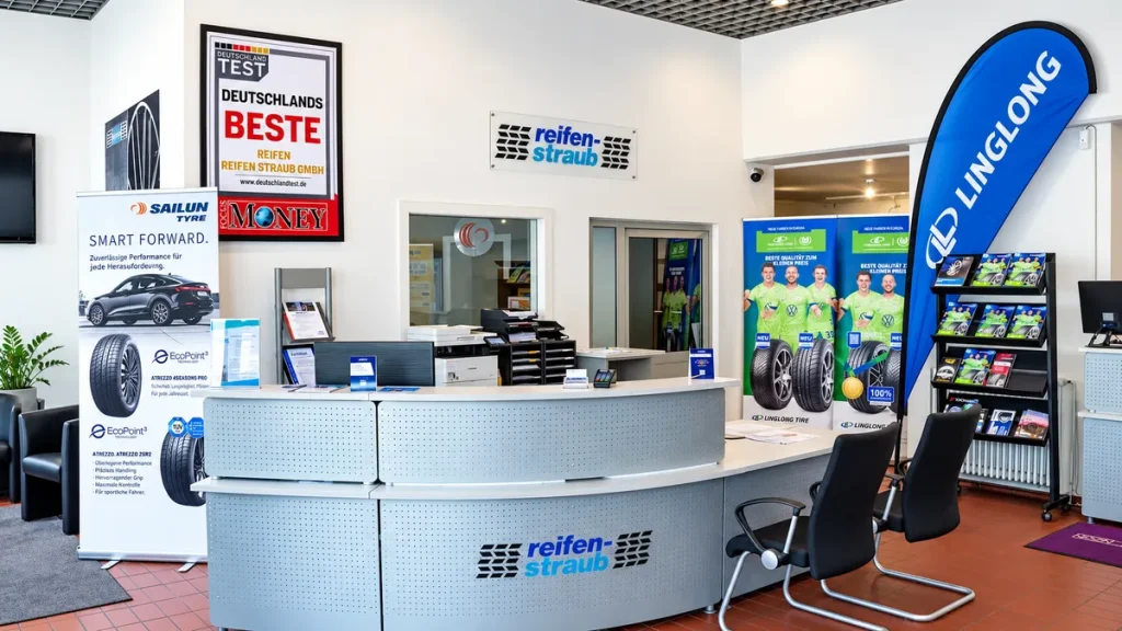 Empfangsbereich von Reifen Straub mit moderner Kundenberatung und Service
