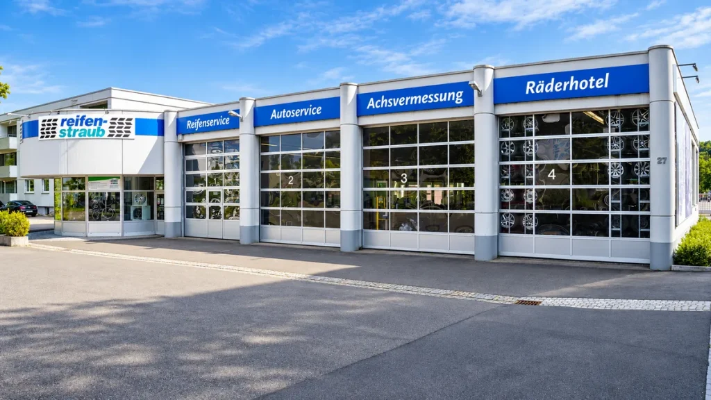 Außenansicht der Reifen Straub Werkstatt mit Servicebereichen und Kundenparkplätzen