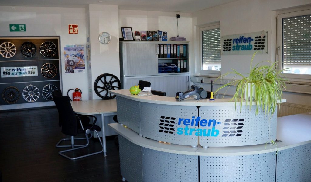 Empfangsbereich von Reifen Straub mit Servicecounter und Felgenausstellung